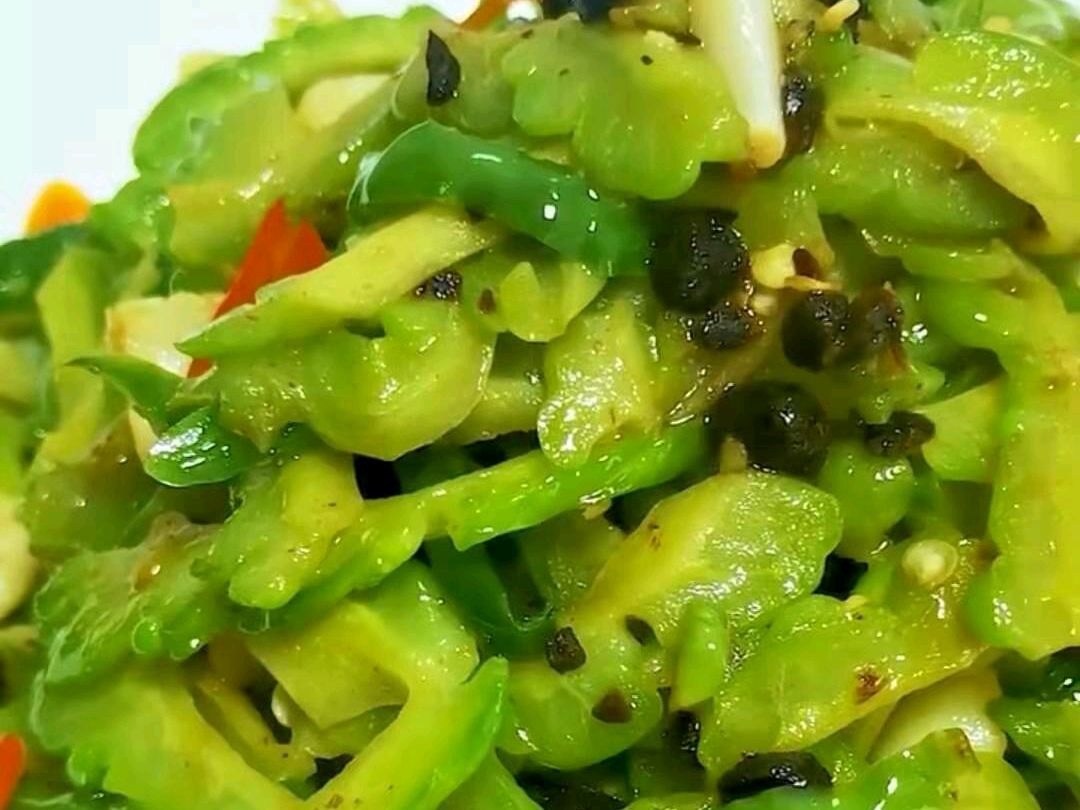 夏天,就吃四川小菜干煸苦瓜,简单省事,成本七八块,真好吃