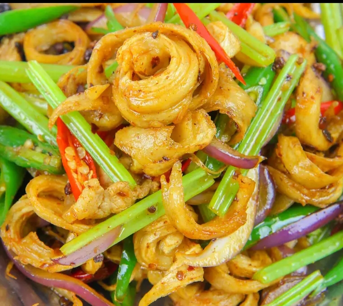 我的美食分享#  干锅手撕面筋  做法 1,面筋放在清水里清洗干净,群篌