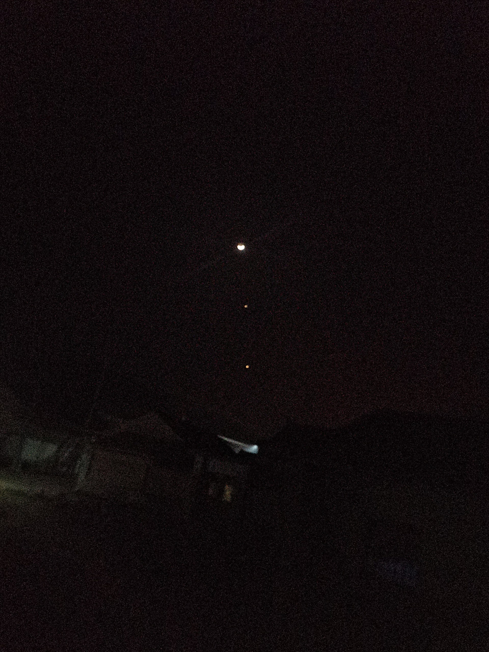 这两天晚上 天生异象 月亮和两颗星连成一条竖线 不知道是否有大事