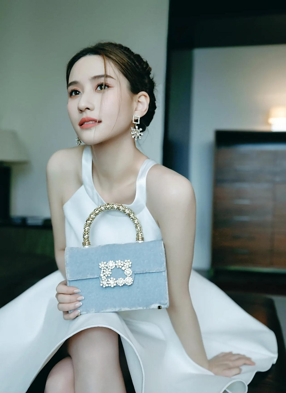 何超莲白色吊带连衣裙高贵典雅