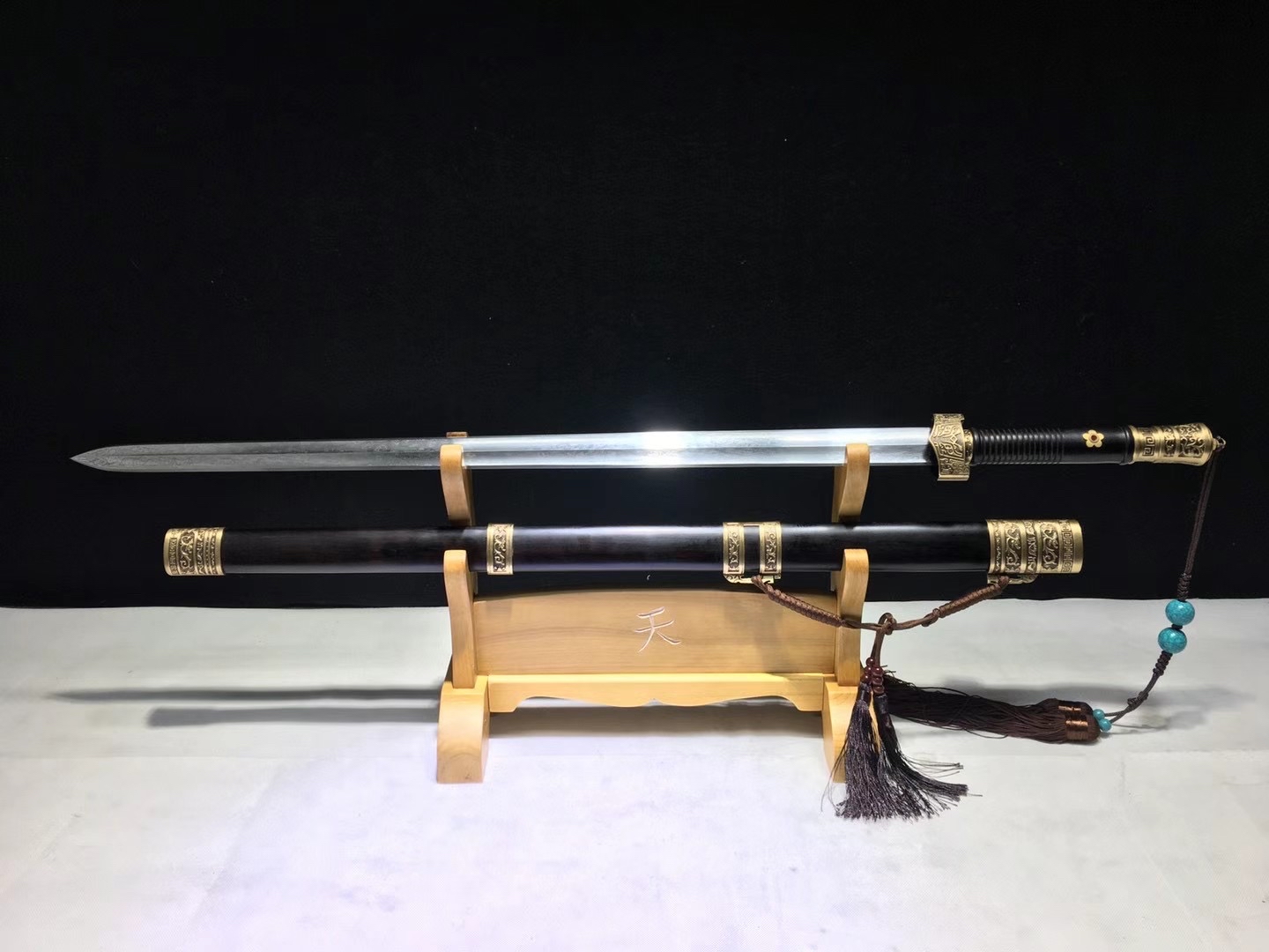 瓦面花纹卧龙剑