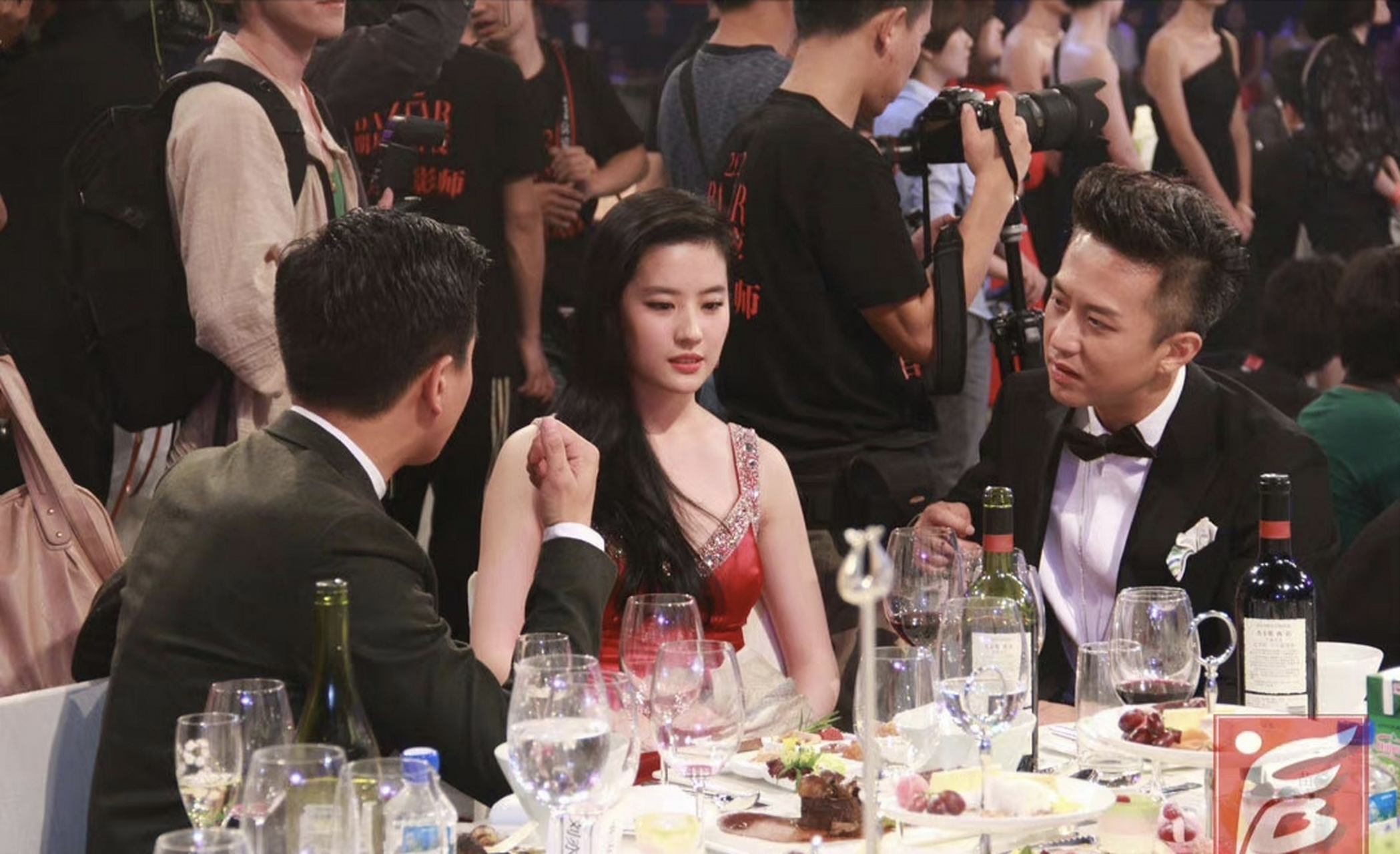 邓超佟大为,你俩总聊天,不敢看刘亦菲,是怕回家挨骂吗?