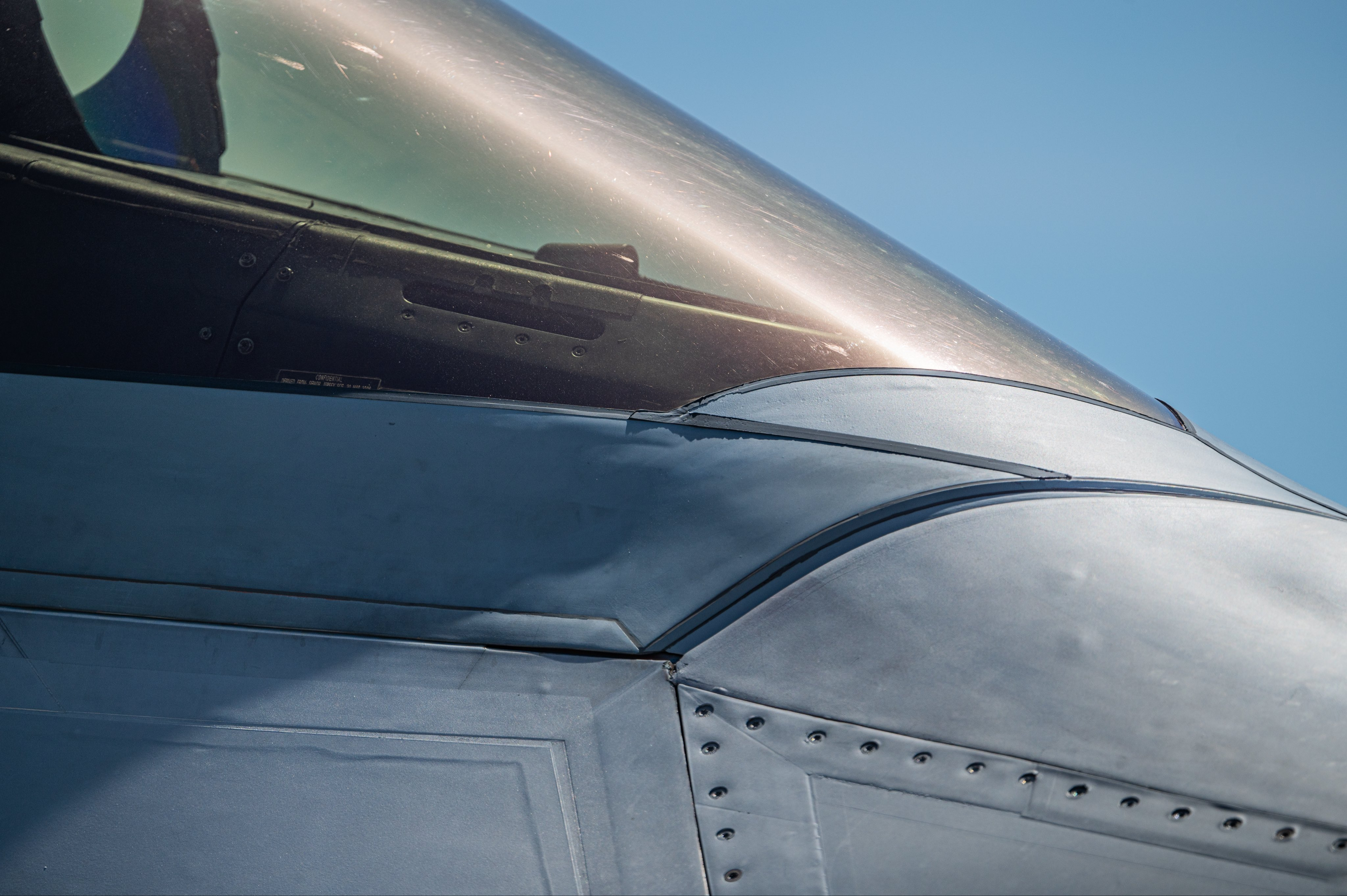 f22机身细节照片!生锈脱落?工艺落伍?