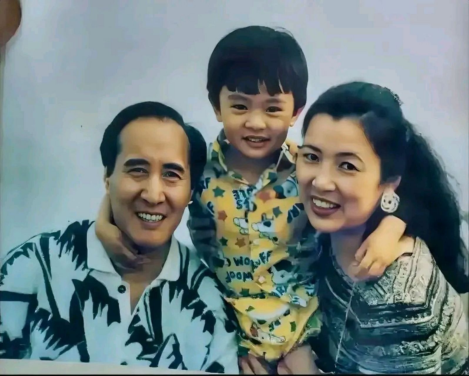 90年代,林立果未婚妻张宁的全家福,她不愧是"选妃"出身,真美