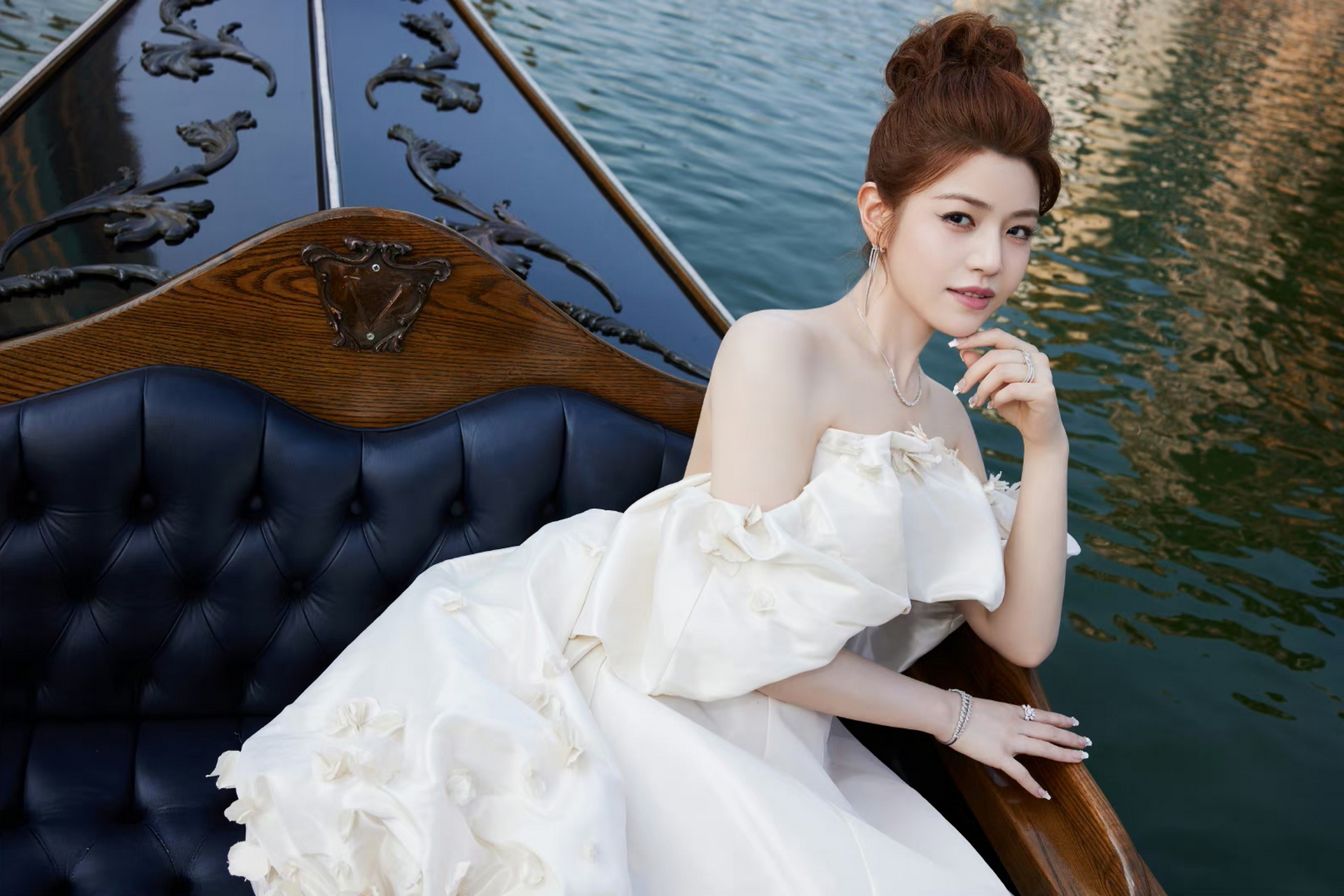 陈妍希# 雪肤玉貌的容颜,白皙细嫩的肩颈线,性感妩媚的曼妙身姿,香 