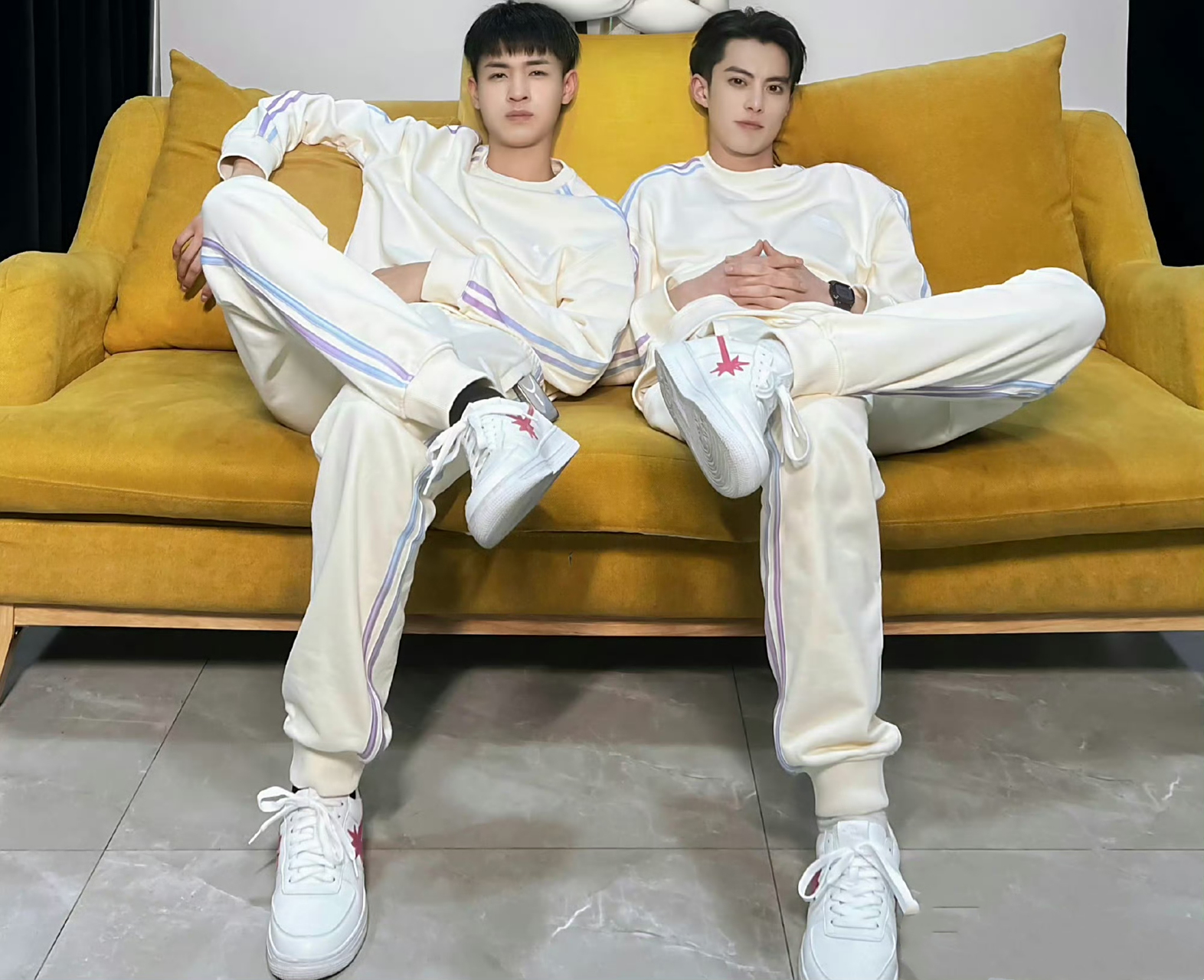 王鹤棣,秦霄贤两个年纪相仿的笨蛋帅哥,这两个人在一起就玩的很嗨.