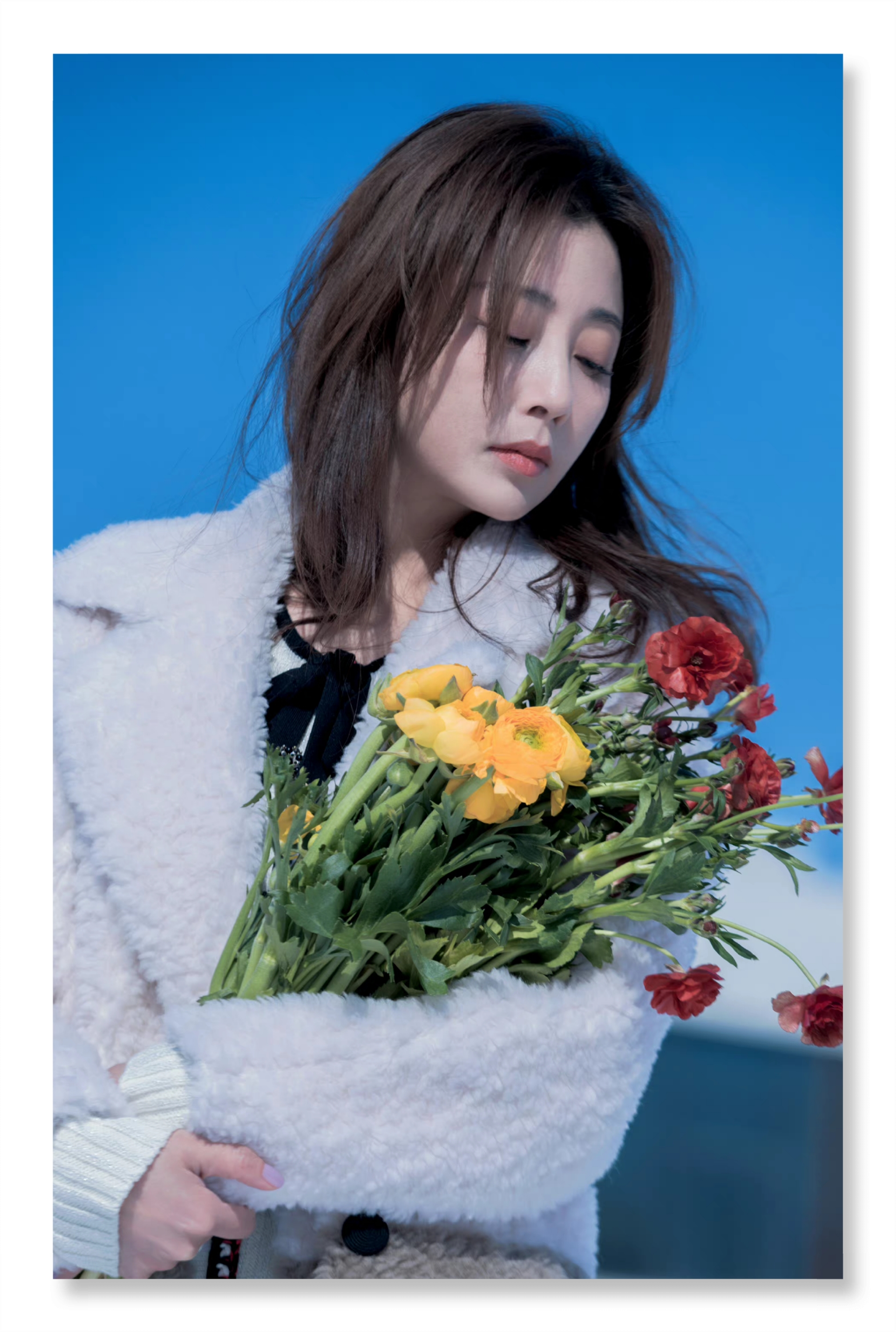 殷桃一束花,一缕风,皑皑白雪,阳光洒落,九宫格花絮照请查收