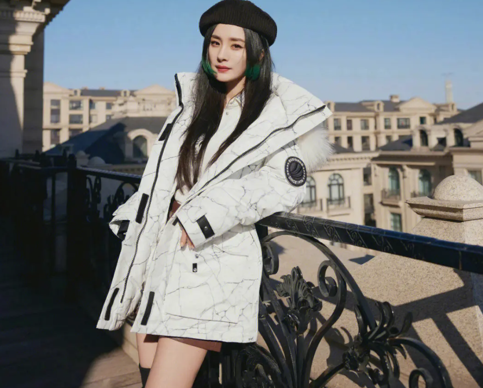 女明星被占便宜瞬间!杨幂被郭敬明揩油,刘亦菲遭群演咸猪手