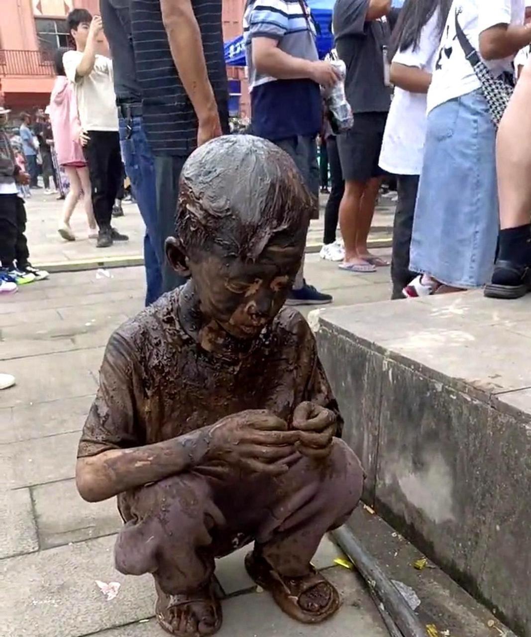 这小孩是掉进泥坑了吧