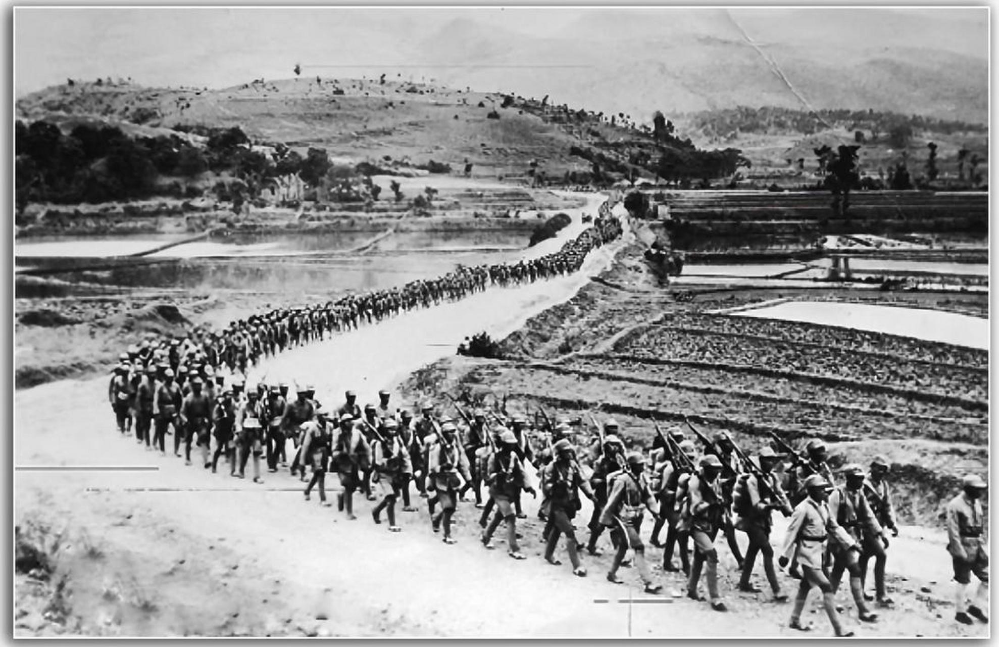 1942年初,日军威逼泰国边境,谋取缅甸,驻缅英军和美军向中国运送作战