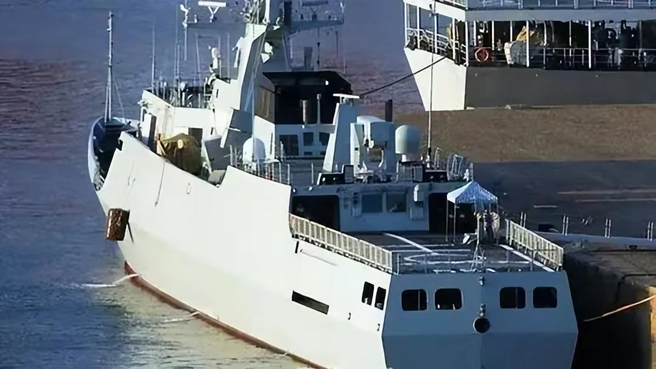 中国056护卫舰遭撞击,舰炮束缚下的惊人抉择  近期在广东省珠海市附近