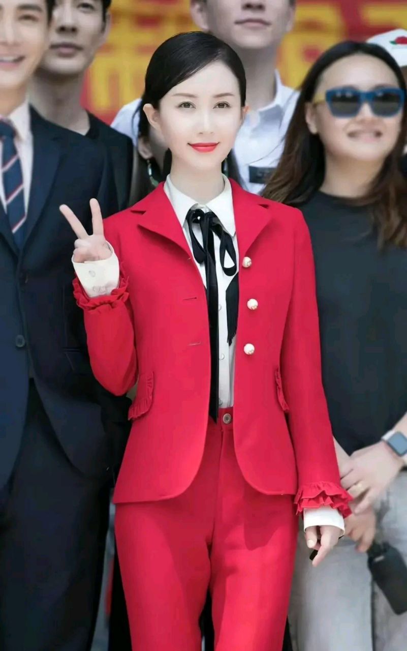 舒畅[心]大红西装十分辣眼[good]大方干练 大气稳重[鲜花][鲜花][鲜花