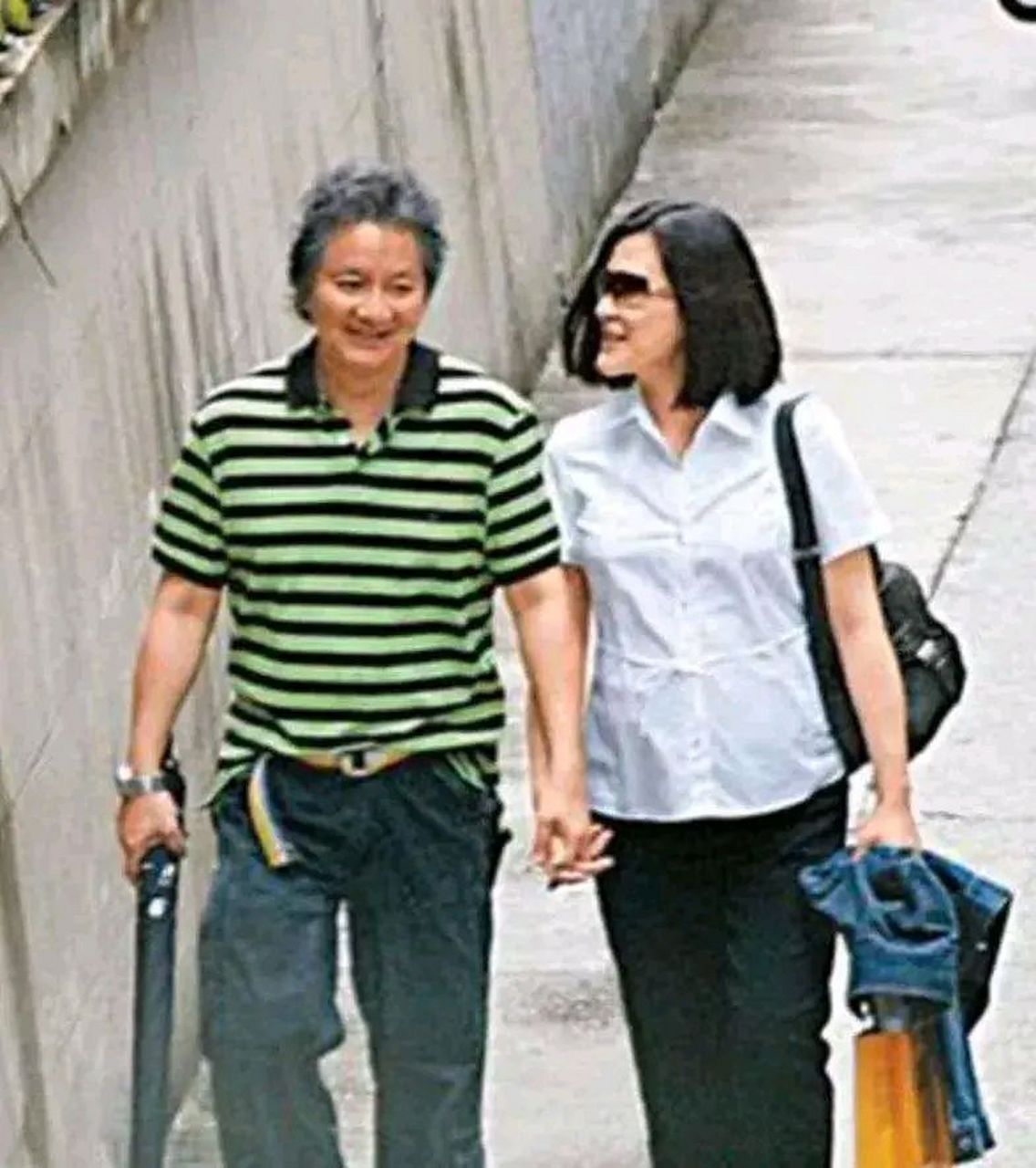 2000年,女演员陈慧珊甩掉相处13年的老公钟伟民,想要嫁给"财神爷"