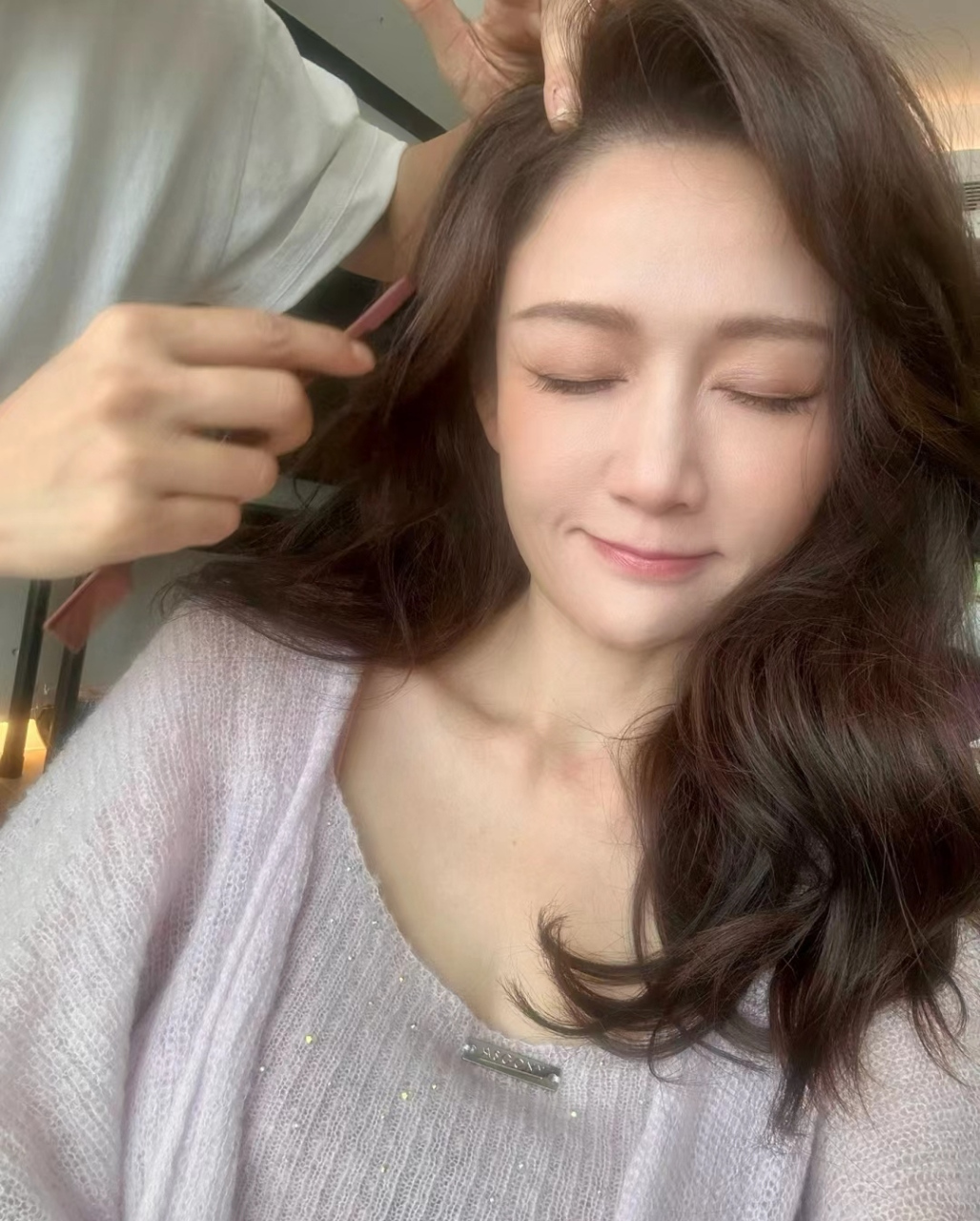 陈乔恩晒闭眼自拍,做妆发的时候还在嘟着嘴卖萌,内心的喜悦不言而喻.