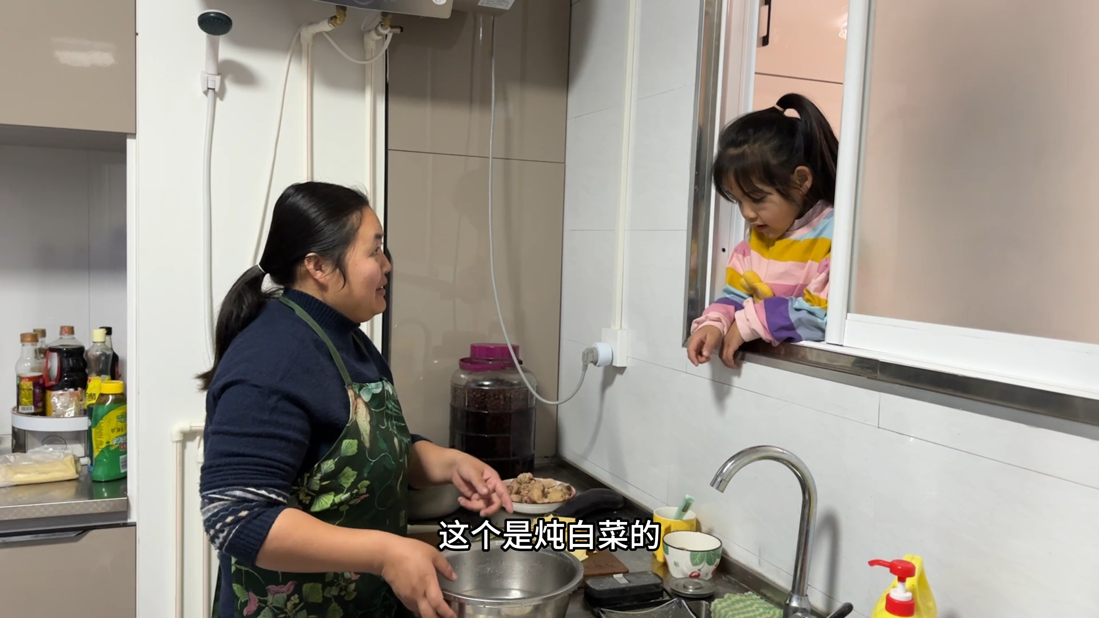 东北爸妈整柴火过冬,装满一大车斗,广西媳妇做的鸡肉炖粉条好吃