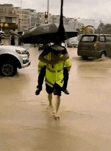 那个骑在救援人员脖子上的大妈,真不是说你