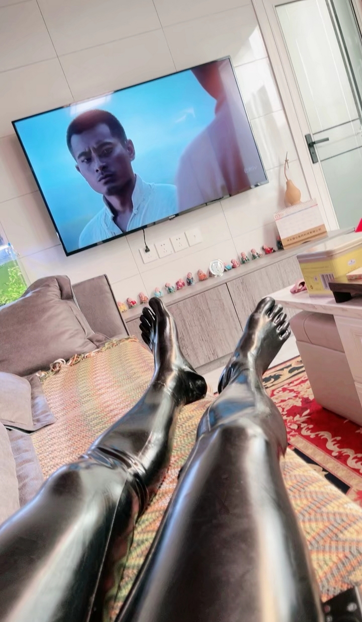 夏季来了,丝袜还是女性的必备神器吗?看完连体乳胶袜评论区留言哟!