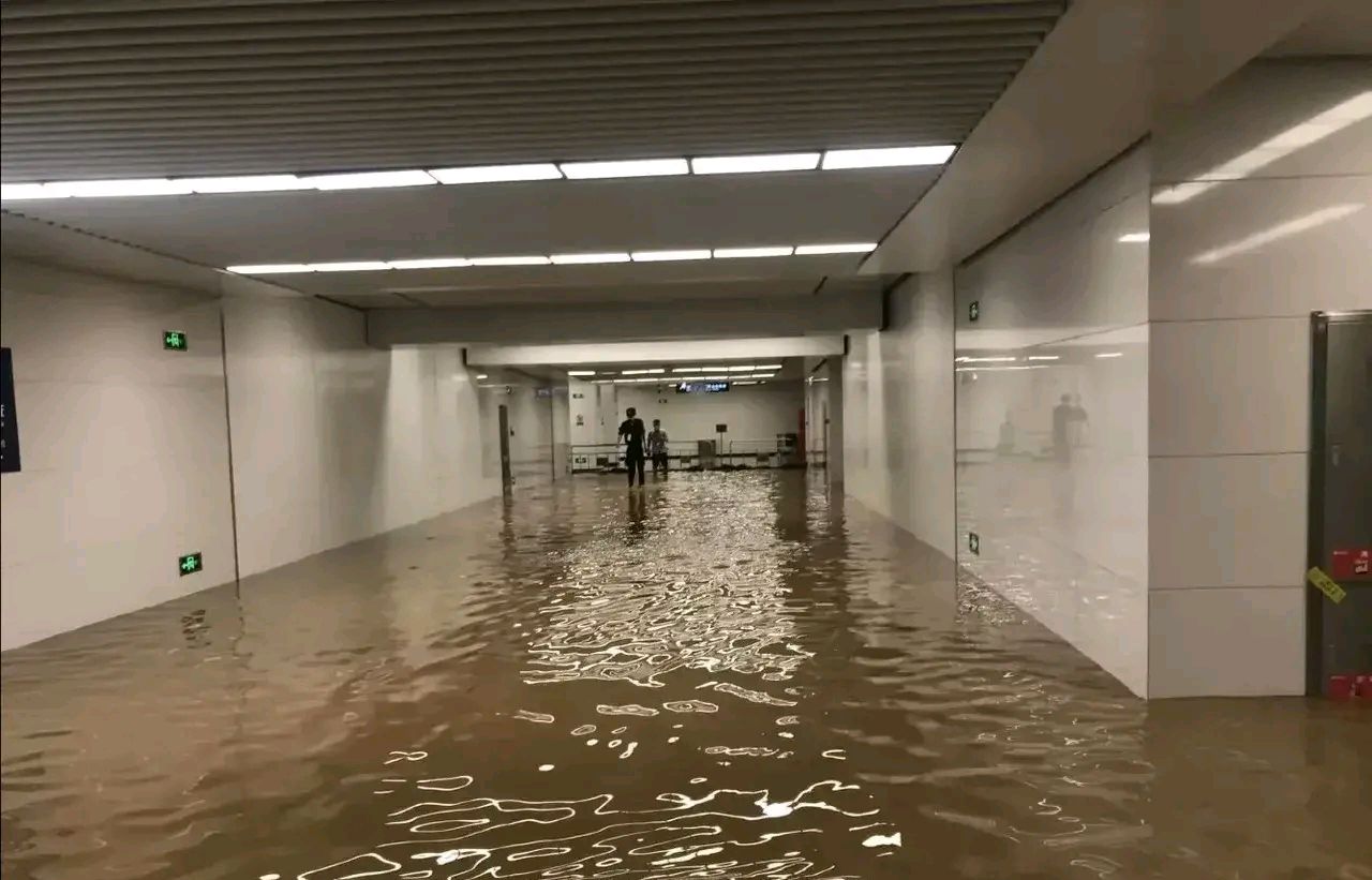 石家庄暴雨过后,某地铁站