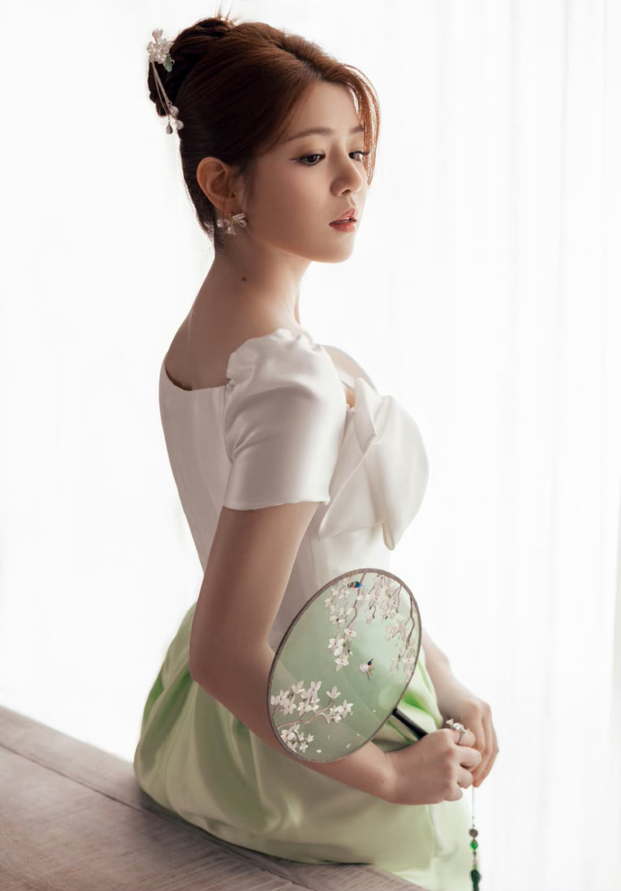 陈妍希# 一袭白色连衣裙,肤白貌美的容颜,白皙水嫩的肩颈线,丰满傲人