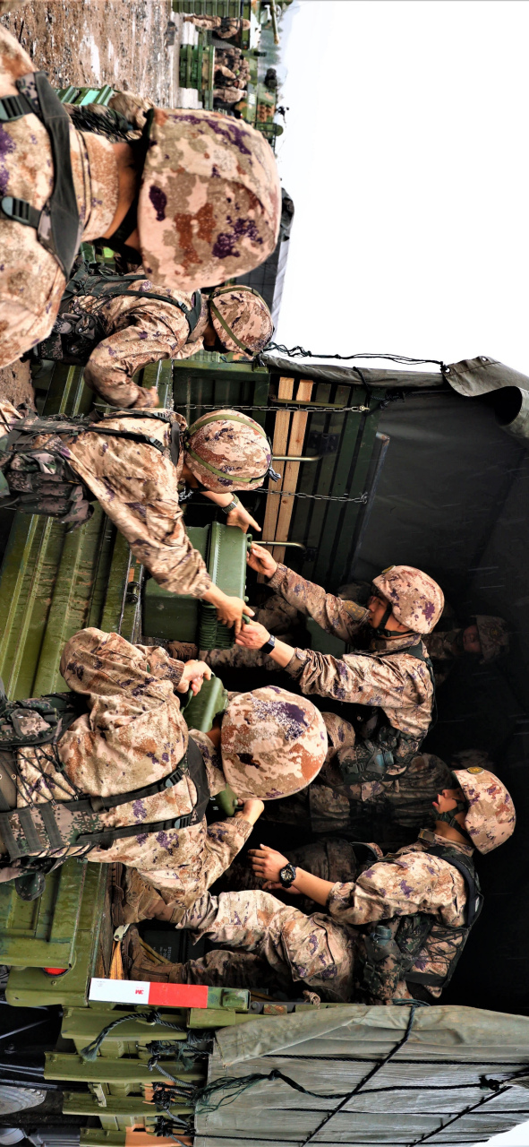 高清壁纸来一波! 南战第74集团军白台山劲旅春节拉练!