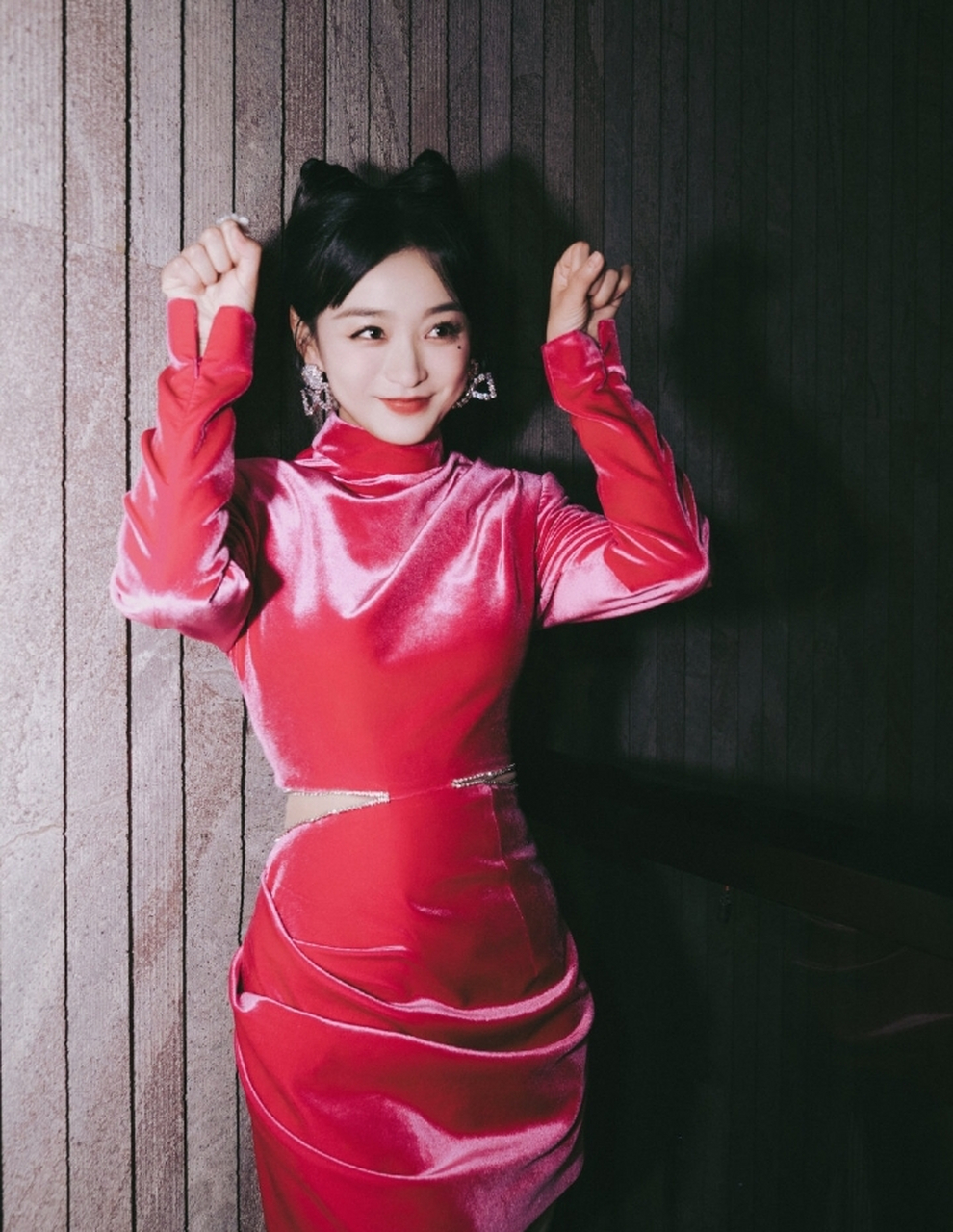 何泓姗 惊艳性感穿搭 那一抹红 好像会发光似的 真的太美了 美出了