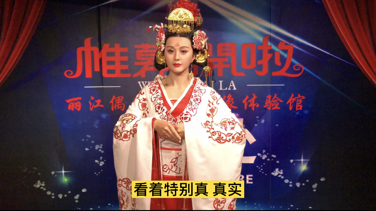 逛云南丽江古城,农村小伙第一次见蜡像,不敢相信太真实了