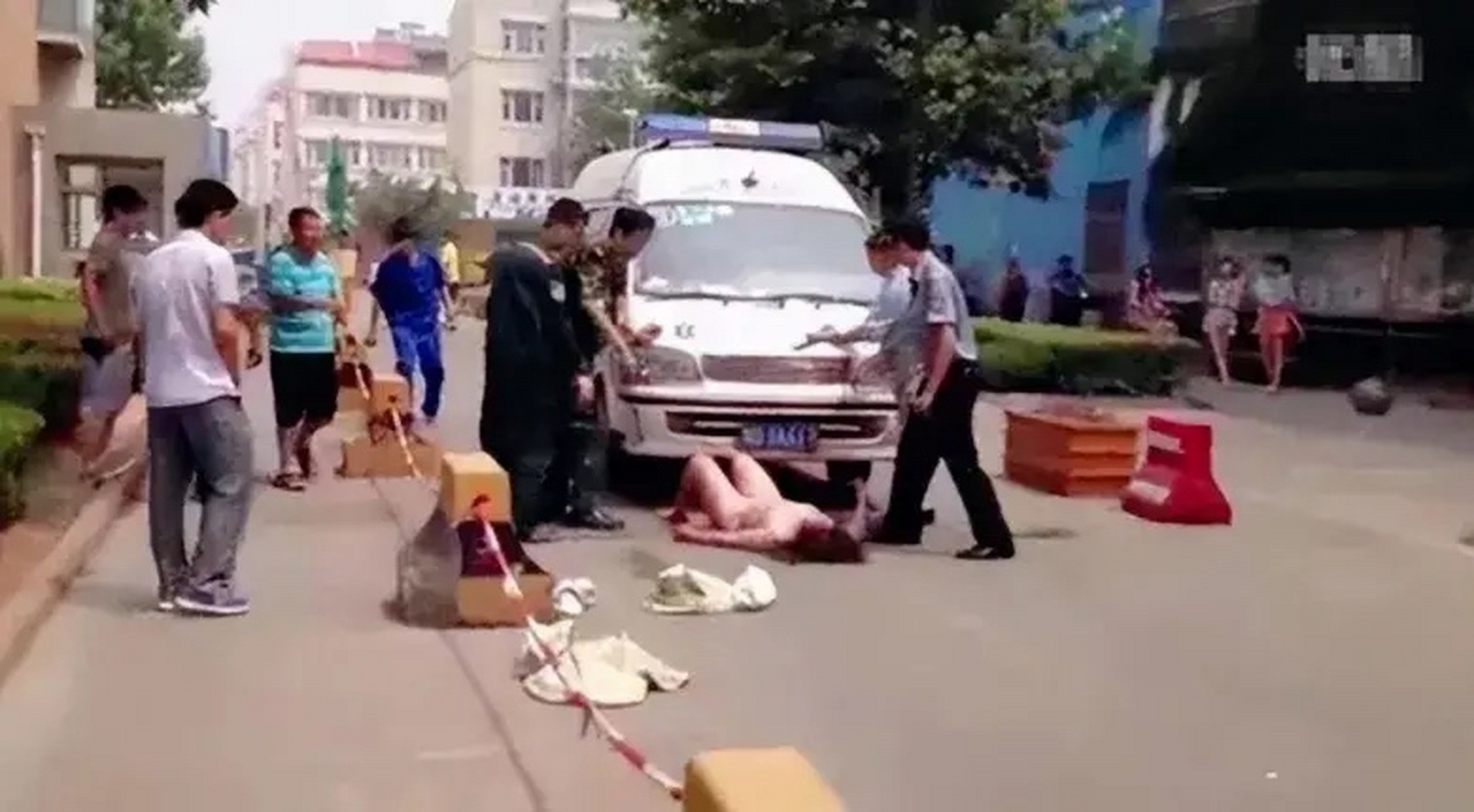 "撞人裸躺女"事件引起了公众的愤怒和震惊  一位人民女教师开车撞倒