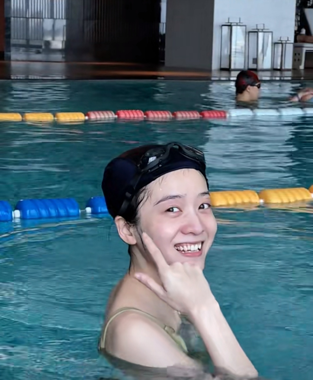 画面里张雪迎本人肤质白皙细腻,不化妆其实和那些精修差别不大,论