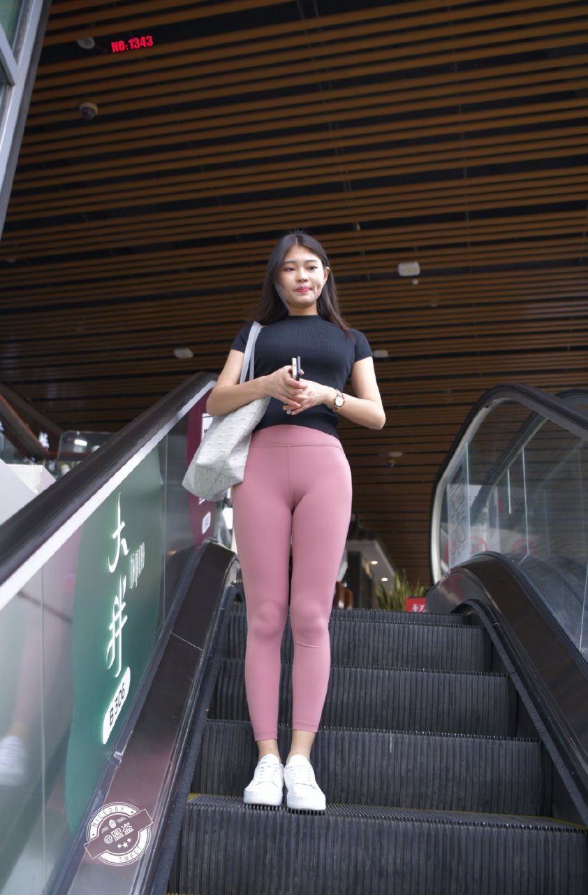 街拍~健美裤,修身舒适 #日常穿搭#   [吃瓜][吃瓜]