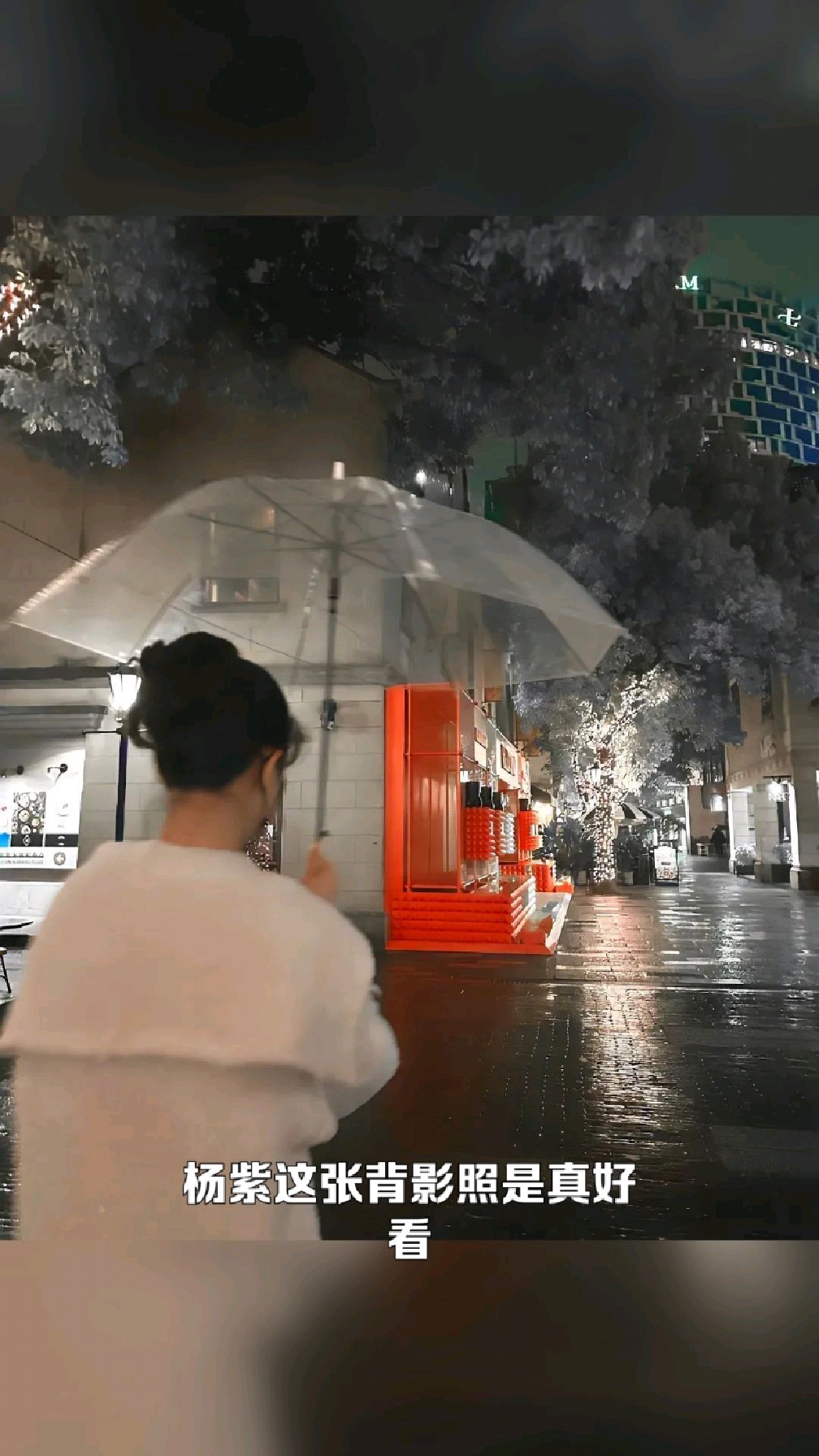 杨紫这张背影照是真好看,无论是后脑勺还是天鹅颈都很有协调,宛如少女