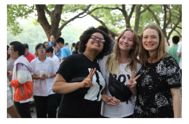 浙江大学一女生毕业典礼跪留学生被刷屏!应谩骂还是祝福?