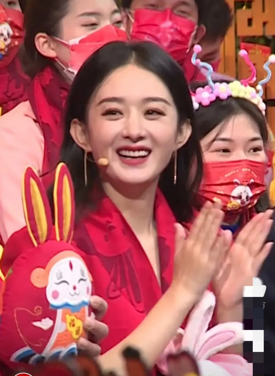 赵丽颖# 赵丽颖真的长了一张国泰民安的脸,她在北京卫视春晚的彩 