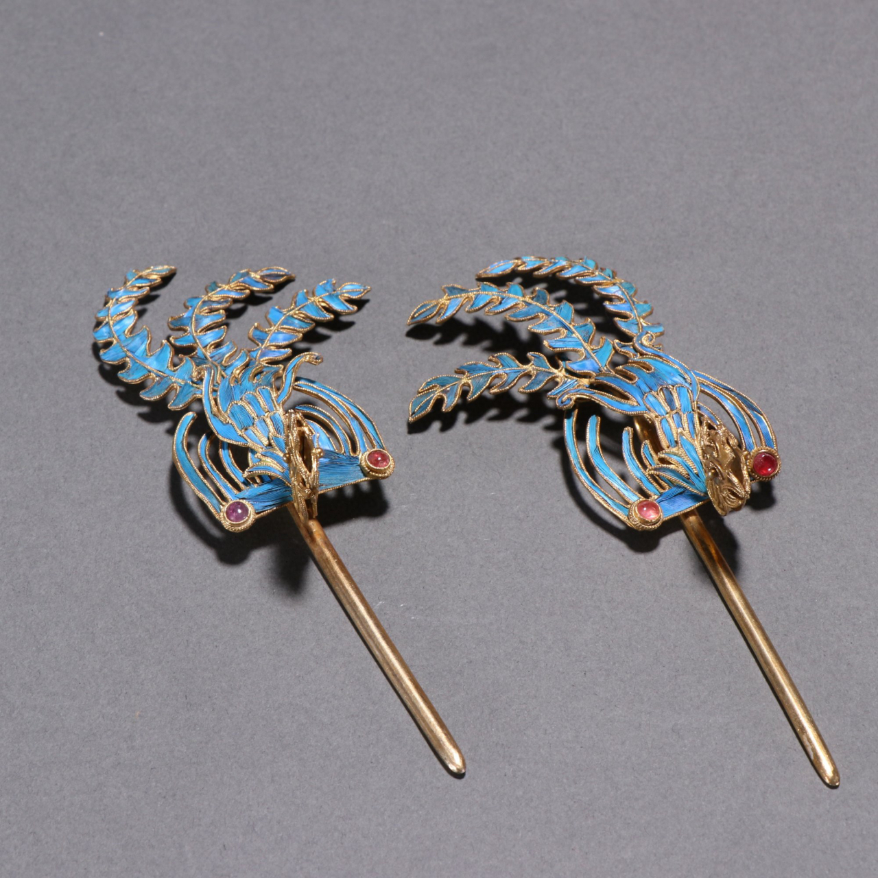清代 银鎏金点翠凤纹发簪一对. 规格:长12.7㎝宽5㎝总重35g