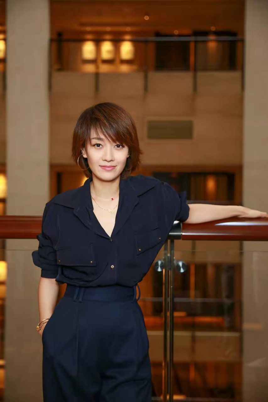 不得不说,马伊琍是真的很适合穿各种衬衫,干练知性,稳重大方,知性利落