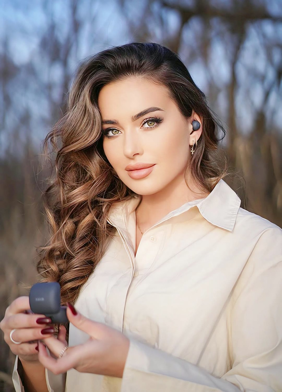 曾获得2018年的奥地利选美冠军,代表奥地利参加世界小姐总决赛