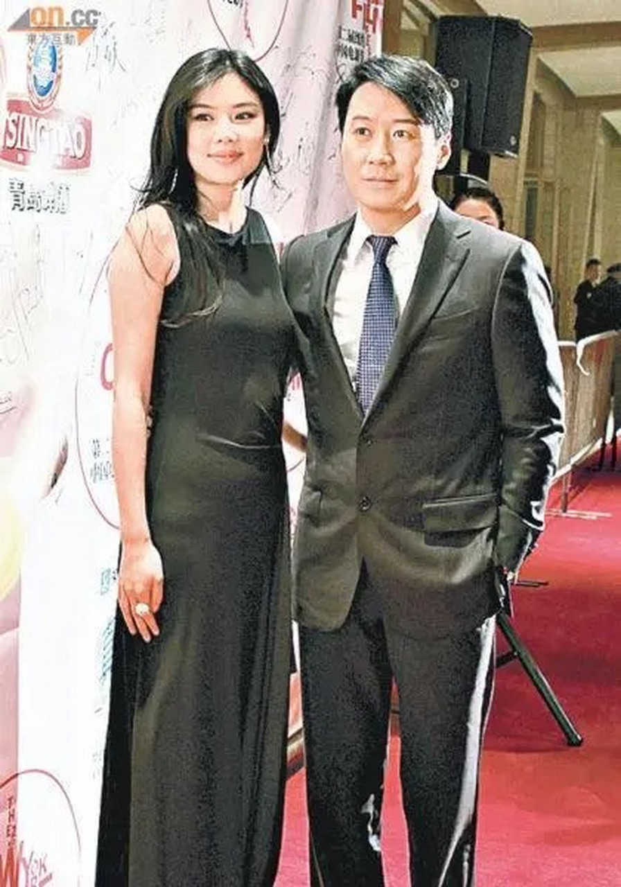 2000年,35岁的黎明和21岁的张柏芝在拍电影《情迷大话王》时,从戏里吻
