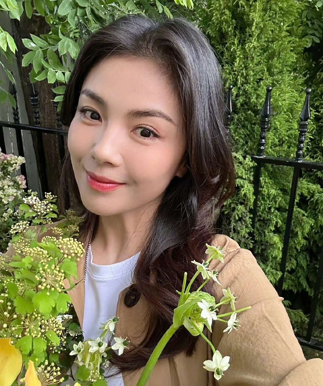 刘涛在自家小花园拍美照,烫了卷发,画上精致的妆容,对着相机温柔浅笑