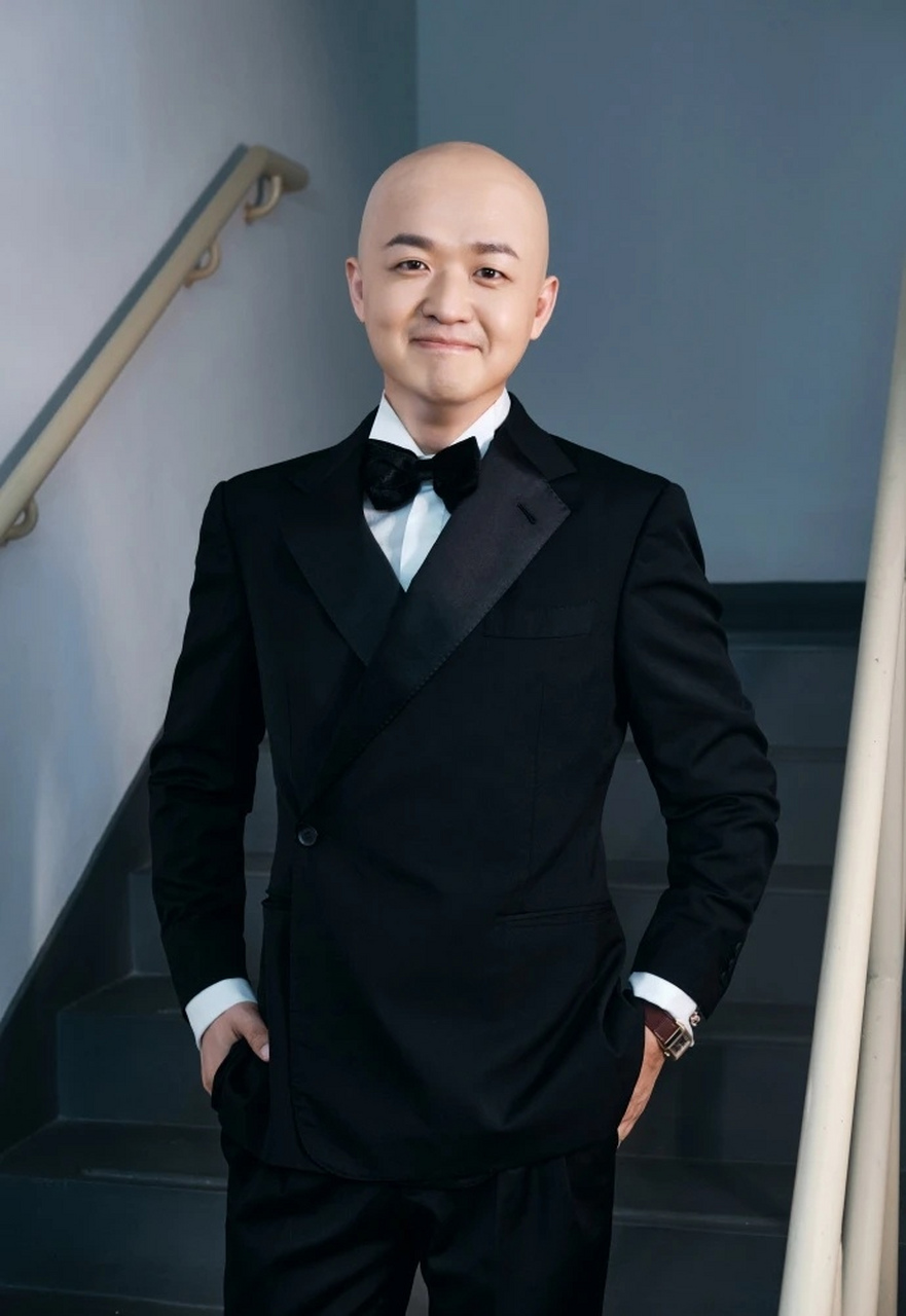 包贝尔异性缘很好的,他的妻子包文婧日常的担心并不是没道理的