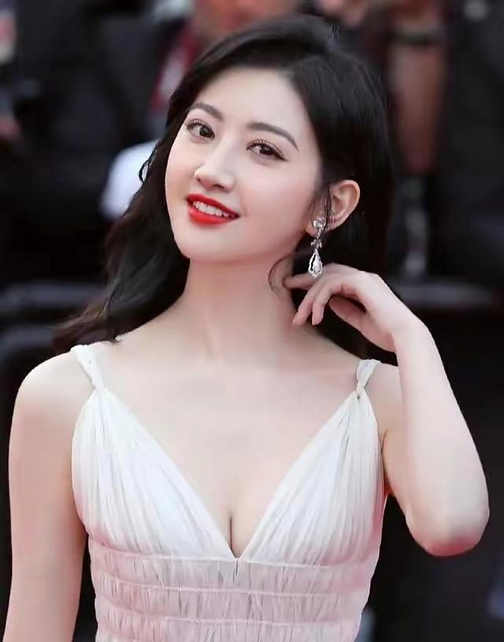 景甜的白色深v吊带连衣裙优雅高级,完美展现了她的身材曲线和气质.