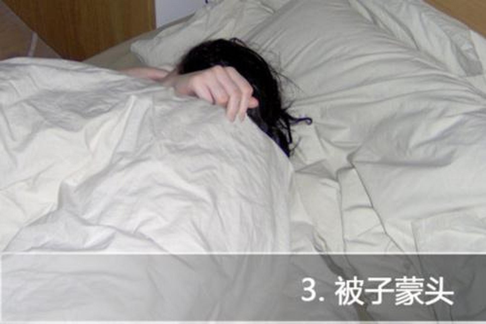 蒙头睡觉时,被子里的氧气会越来越少,二氧化碳会越来越多,可能导致