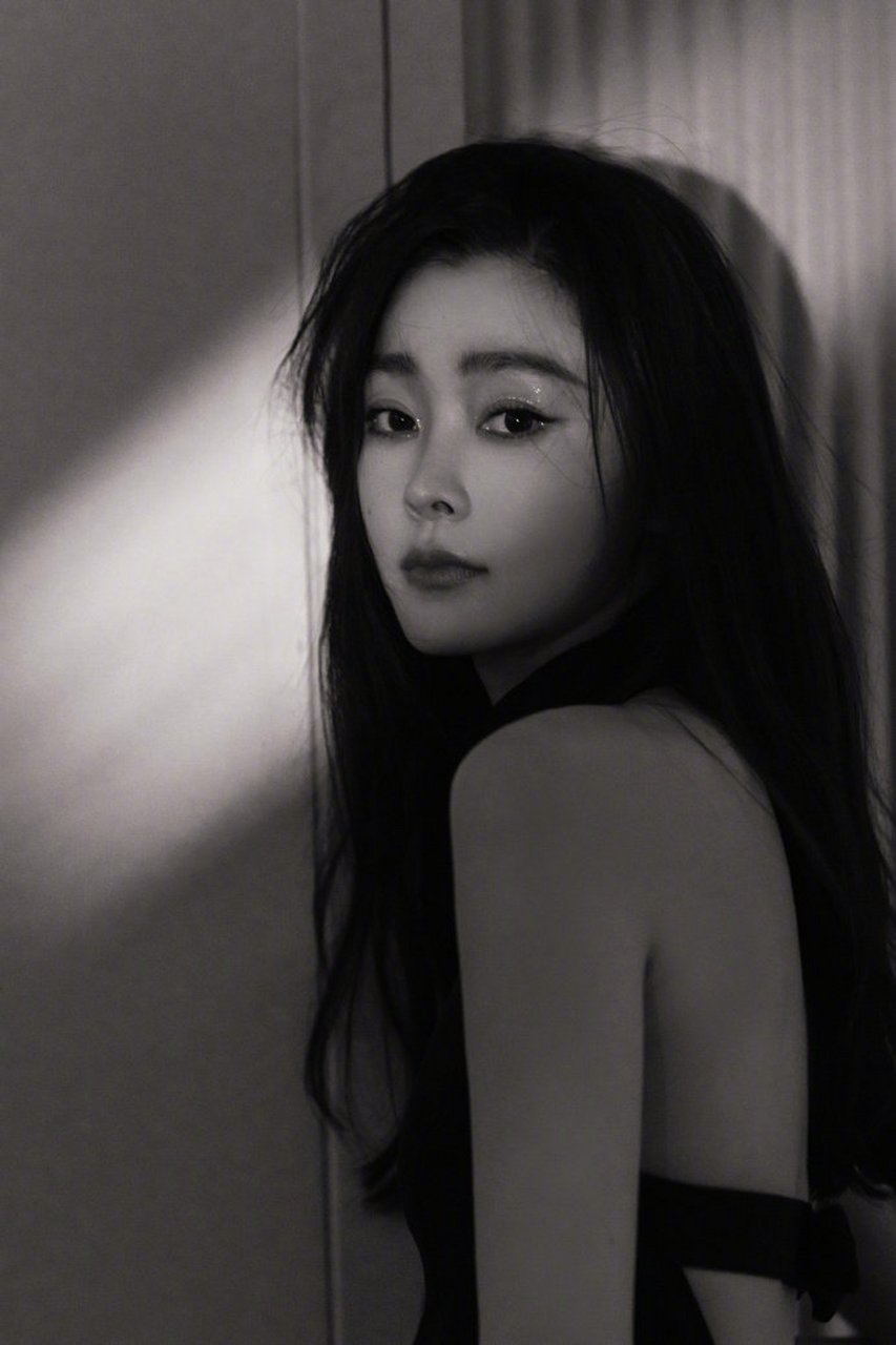 宋轶黑色露背礼服造型简直不要太美.这背部线条,还有这腰,太绝了.