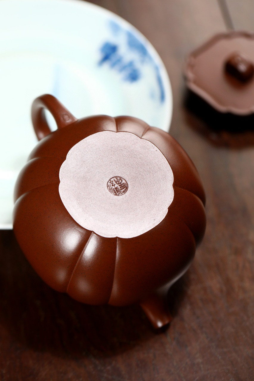 太极如意|优质紫泥|350cc|全手  筋纹贯穿壶身,线条清晰挺括,嘴把搭配