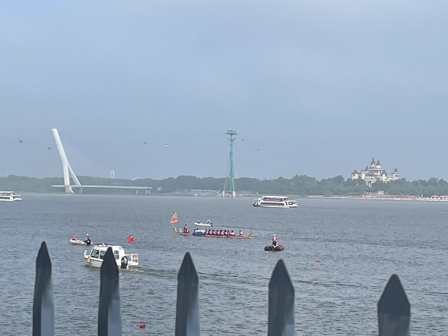 哈尔滨松花江边端午节安护栏,引发争议  哈尔滨2023年端午节,有关部门