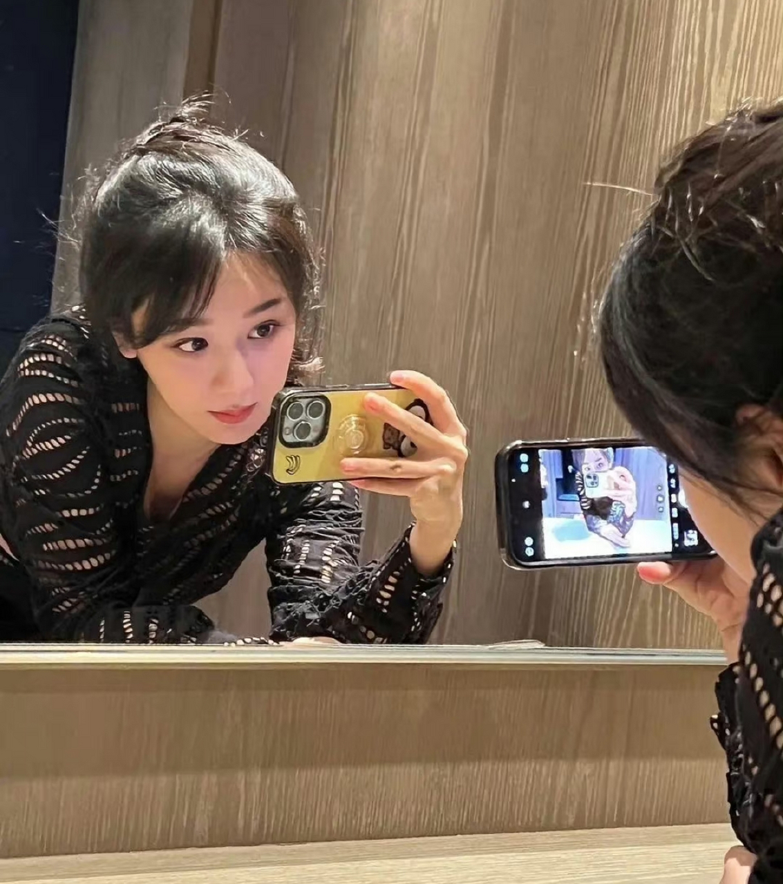 杨紫ins更新美照,紫妹是有点子火辣在身上的