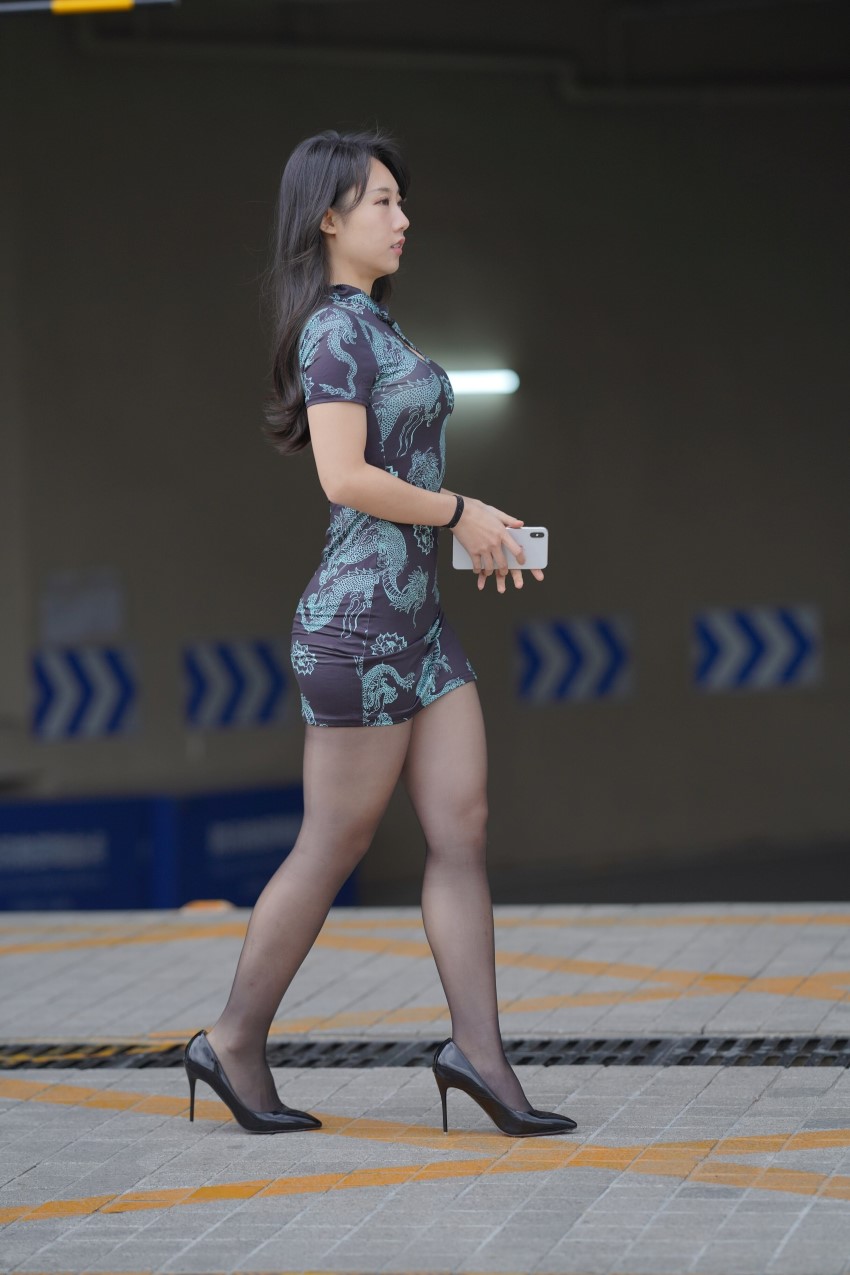 精选街拍 No.198 姓感的黑丝改良旗袍小解解（三） [100P]