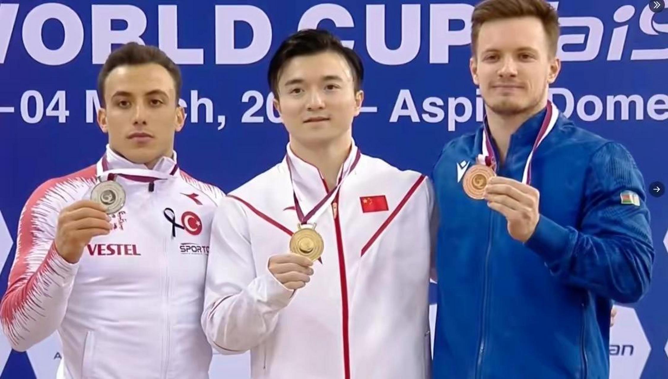 "体操世界杯刘洋吊环夺冠",比赛中,刘洋重新经典歪头动作,整套动作