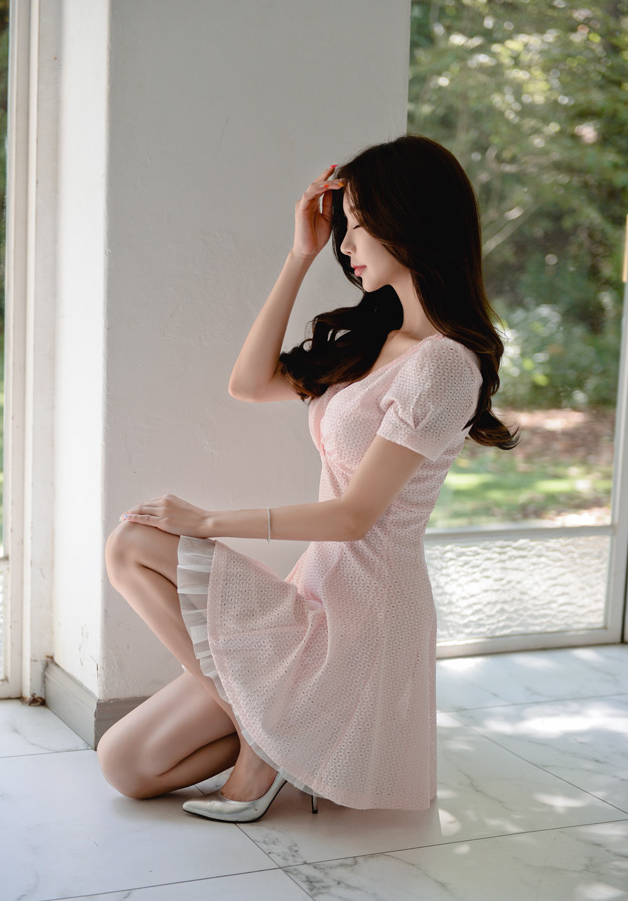 孙允珠,粉嫩低胸超短连衣裙穿搭,清纯甜美