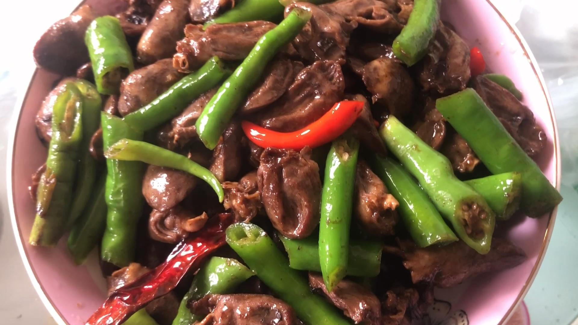 阿祥做个辣炒鸡心在用炸锅炸个鸡肉串,吃了两碗大米饭,真下饭!