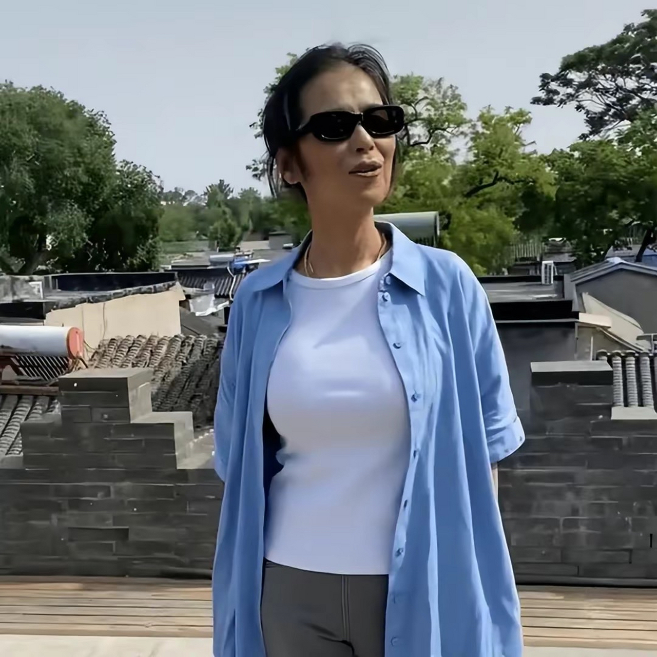 59岁韦唯跟年轻时判若两人!但身材保持很好,穿紧身衣还风韵犹存