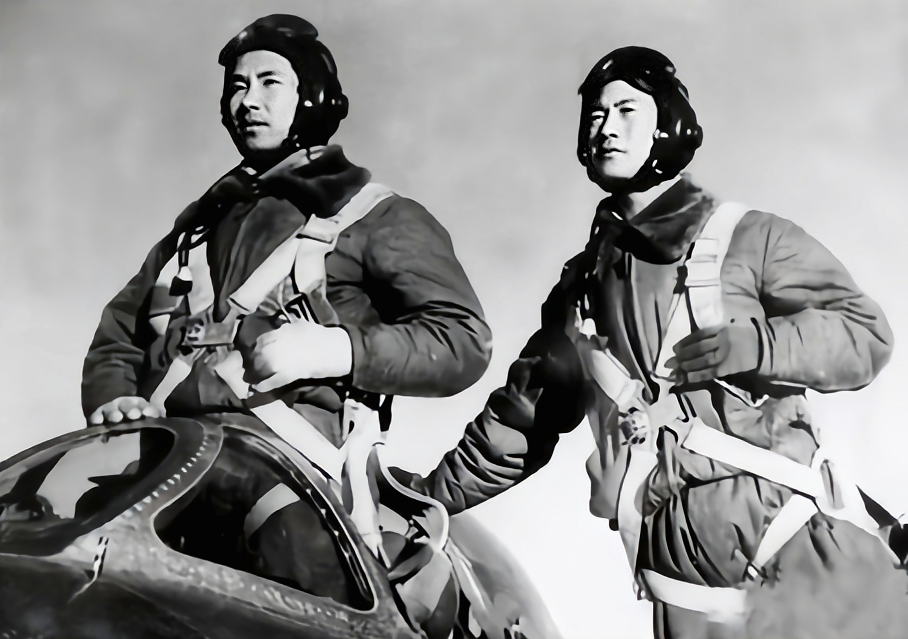 萧华为政治委员兼政治部主任,王秉璋为参谋长,中国人民解放军空军正式